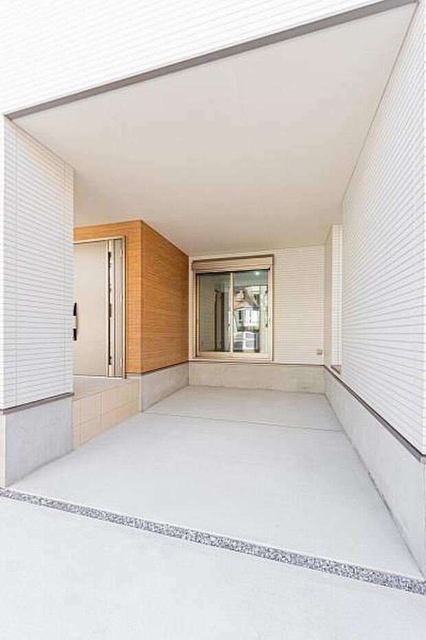 「駐車場1台可」ハイルーフ車も戸建だから駐車可能です。