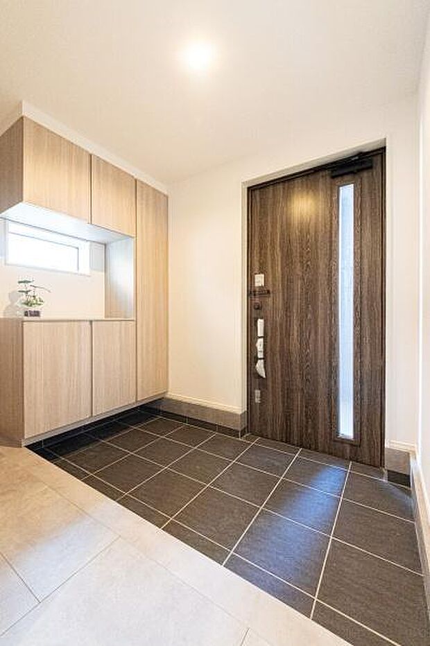 「おかえり」と「いってらっしゃい」を優しく包み込む、明るく広々とした玄関。家族の毎日が、ここから気持ちよく始まります。