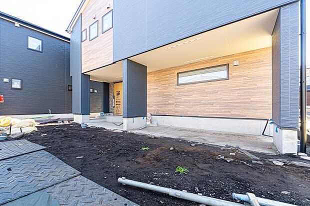 「広々カースペース」2台駐車可能な車庫スペース。