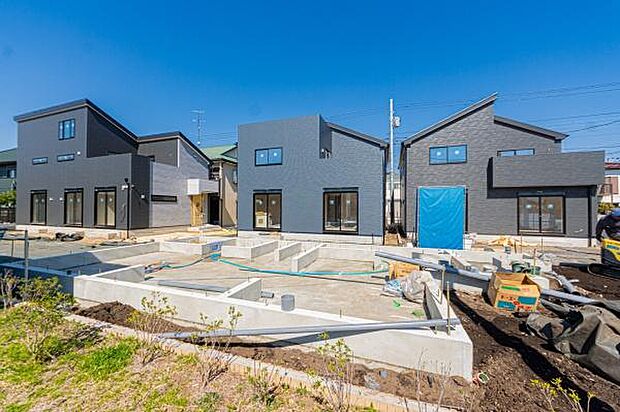 誇りを感じる美しい外観で、毎日を心地よくスタート。ゆとりのカースペース2台付きは、家族のお出かけをスムーズにし、暮らしを豊かに彩ります。解放的で陽当たりが良く、魅力ポイントです。