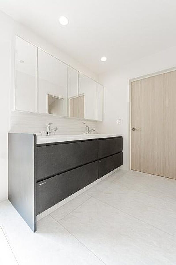 白を基調とした清潔感あふれる空間。たっぷりの引出し収納が、散らかりがちな洗面小物をスッキリ片付け、毎朝を清々しく変えてくれます。