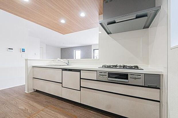 「フルオープンキッチン」カフェスタイル仕様のキッチンは家族と奥様の壁をなくし笑顔で交わすコミュニケーション。毎日の事だからオープンに拘りました。