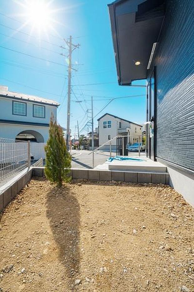 「コンパクトガーデン」ちょっとしたスペースが嬉しい。物置きスペースやちょっとした家庭菜園にぴったり。