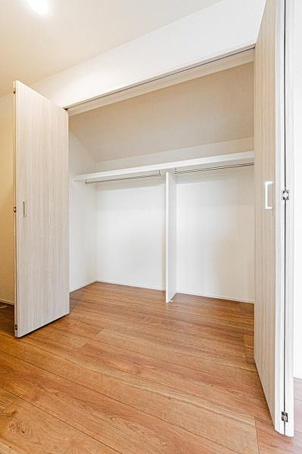 「主寝室収納」大きく収納量豊富なクローゼット。奥行も納得サイズのクローゼット。