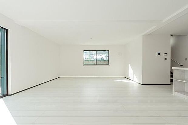 「家族全員が空間を共有する」縦長タイプのリビングは家族全員が空間を共有できる理想的なリビング。陽当たりも良く嬉しい空間となります。