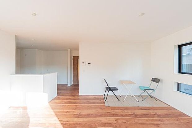 「プライベート感を愉しむリビング空間」開放感の良さに恵まれた爽快なリビング空間。誰にも邪魔されないプライベート感を感じるリビング。