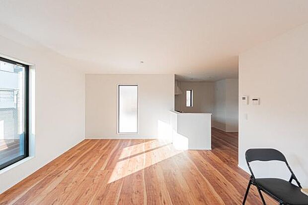 「プライベート感を愉しむリビング空間」開放感の良さに恵まれた爽快なリビング空間。誰にも邪魔されないプライベート感を感じるリビング。