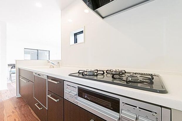 「広々ワイドサイズなシステムキッチン」せっかくのお料理空間。毎日の事だから広々システムキッチン。