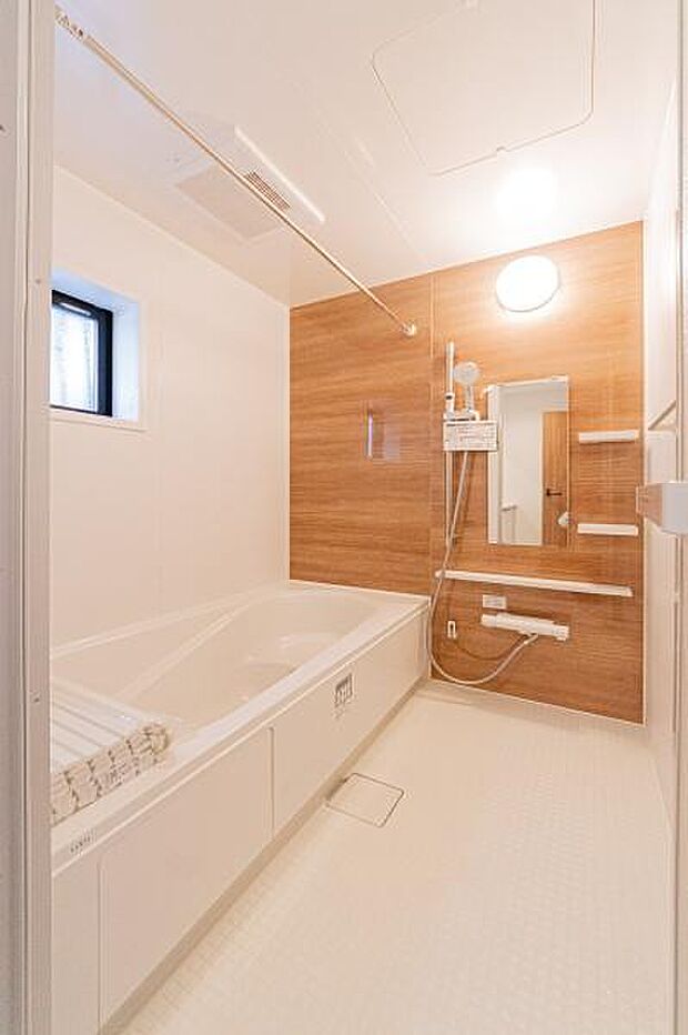 「疲れを癒す空間」広々とした雰囲気の良いバスルーム。お子様と一緒にお風呂に入る楽しみ、思い出の一ページが刻まれる大切な瞬間