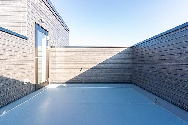 「清々しいバルコニー」広々としたバルコニーは陽当たりはもちろん、解放感や眺望も楽しめます。碧空を満喫し心が透きとおる。癒される心地よい空間。