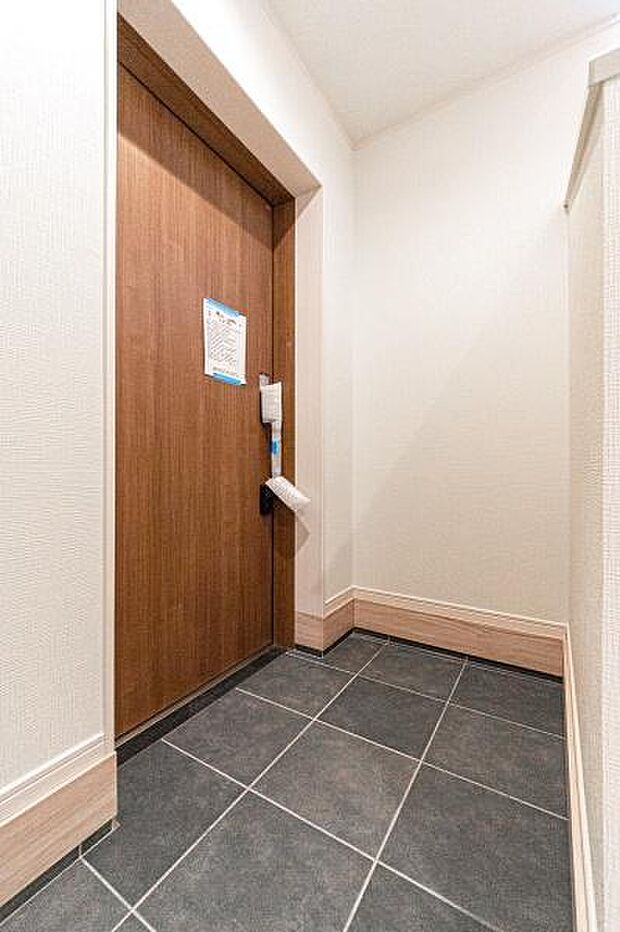 「おかえり」と「いってらっしゃい」を優しく包み込む、明るく広々とした玄関。家族の毎日が、ここから気持ちよく始まります。