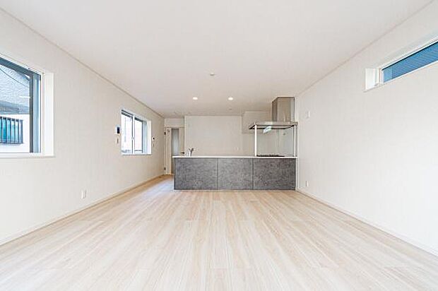 ワイドな窓から陽光がたっぷり入り、朝から家族の笑顔が輝くリビング。明るい空間がお子様の健やかな成長を優しく、温かく見守ります。