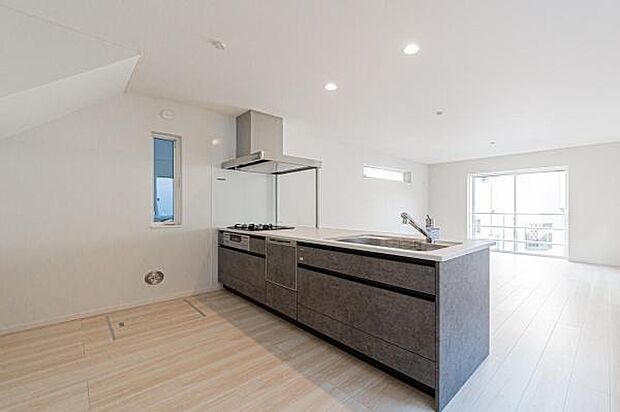 対面式のシステムキッチンを採用。リビングを見渡しながら料理を楽しめる、家族との会話が弾むコミュニケーション空間。