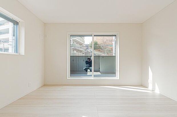 明るく開放的な洋室は、どんなインテリアも映えるシンプルなデザイン。実際に現地で、ご家族との新しい暮らしをイメージしてください。