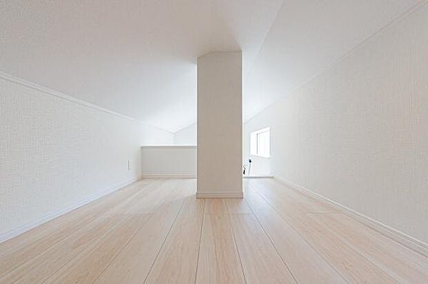 二面採光で明るく健やかな空間が広がる洋室。子供部屋や趣味の空間として、心地よい光と風を感じながら過ごせます。