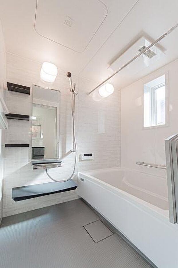 落ち着いたアクセントパネルが上質な浴室。窓付きで換気もしやすく、ゆったりとした浴槽で一日の疲れを癒やす快適な空間。