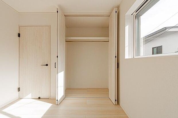 天井まで伸びる収納嬉しい収納力の高いクローゼット付き。天井付近までしっかりと収納ができる使い勝手の良いクローゼット。