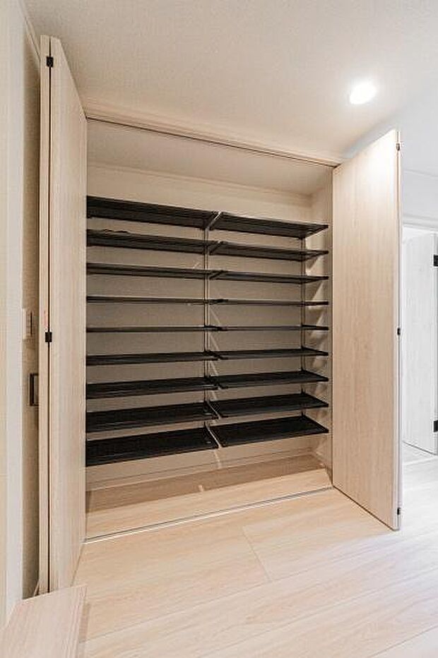 「シューズクローク付き」「玄関に靴がいっぱいで、出入りしにくい」こんなお悩みを解決するのが、「シューズクローク」です。