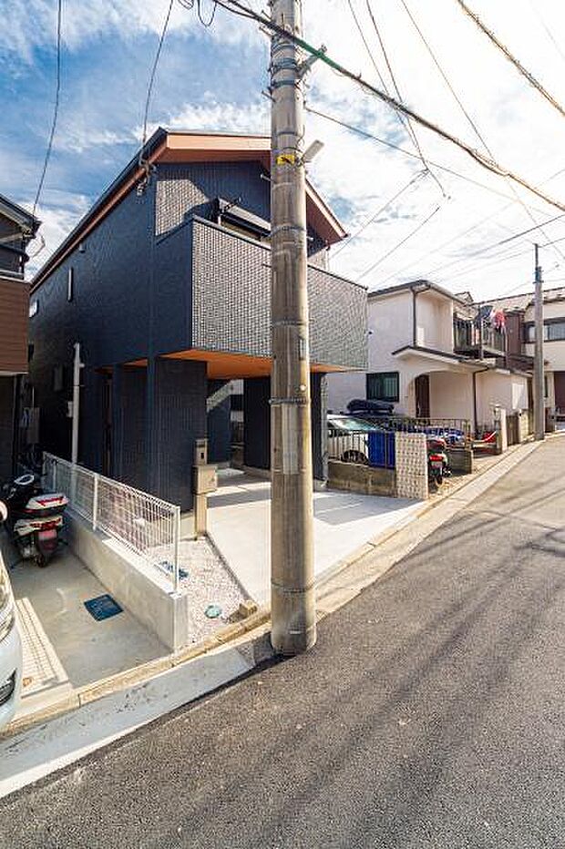 スタイリッシュな外観。暮らしやすさを追求した設計と、心地よい光が差し込む新築戸建です。