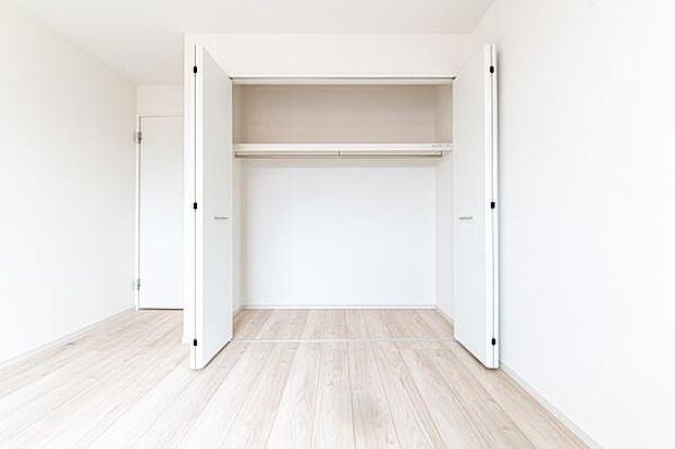 お子様の成長と共に増える思い出も、たっぷり収納。お部屋がスッキリ片付くから、家族の団らんもより穏やかで楽しい時間に変わります。