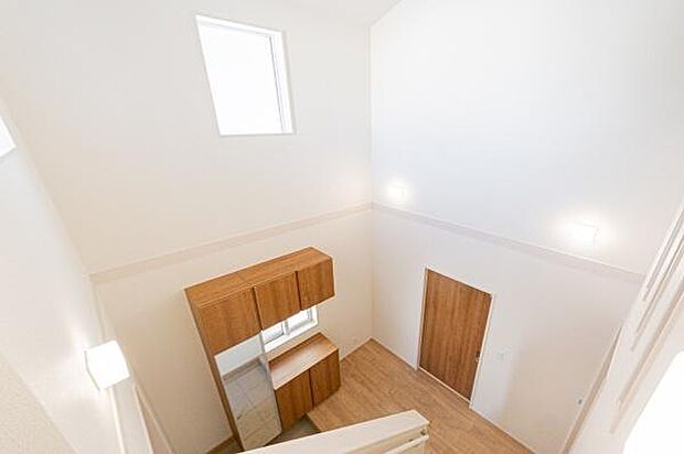 「おかえり」と「いってらっしゃい」を優しく包み込む、明るく広々とした玄関。家族の毎日が、ここから気持ちよく始まります。