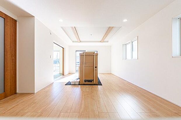 「家族が大好きなリビング」みんなが集まる広いリビング。みんなが大好きなリビングで家族団らん。みんなが集まるからこそ、一層の開放感を手にする素敵な住まい。