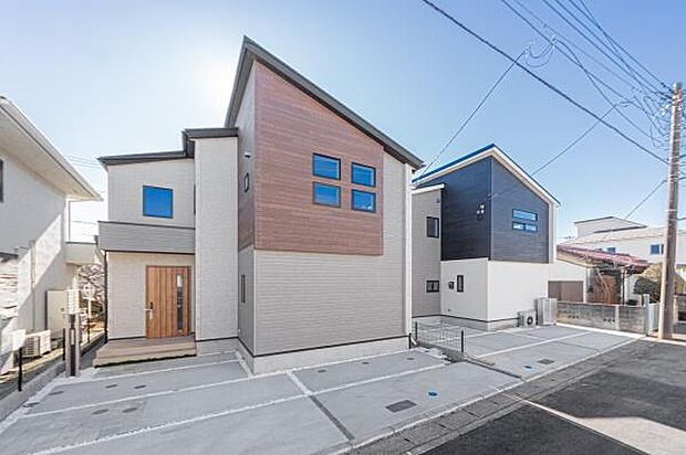 誇りを感じる美しい外観で、毎日を心地よくスタート。ゆとりのカースペース2台付きは、家族のお出かけをスムーズにし、暮らしを豊かに彩ります。解放的で陽当たりが良く、魅力ポイントです。