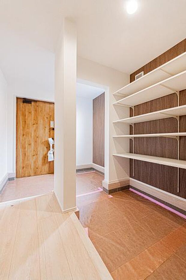 「おかえり」と「いってらっしゃい」を優しく包み込む、明るく広々とした玄関。家族の毎日が、ここから気持ちよく始まります。