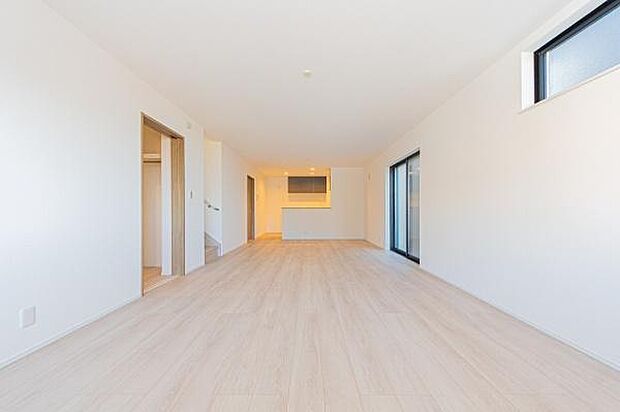 「家族が大好きなリビング」みんなが集まる広いリビング。みんなが大好きなリビングで家族団らん。みんなが集まるからこそ、一層の開放感を手にする素敵な住まい。