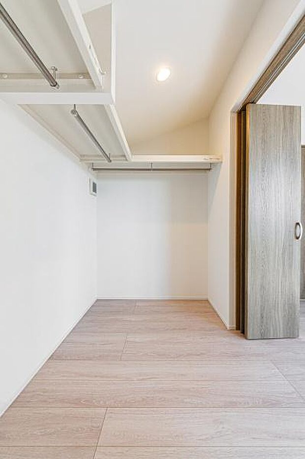 「ウォークインクローゼット収納」大きく収納量豊富なクローゼット。奥行も納得サイズのクローゼット。