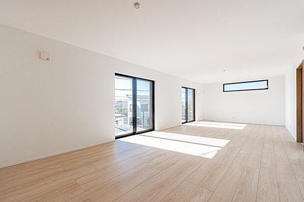 深呼吸したくなるような、空へと広がるリビング。家族の笑い声が優しく響き渡る住まいで、未来の思い出を彩る新しい暮らしを始めましょう。