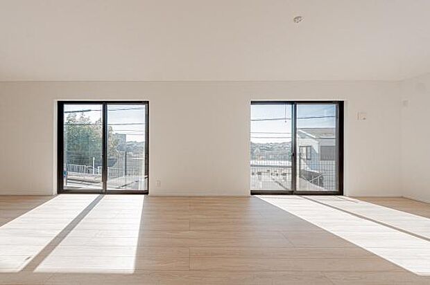 深呼吸したくなるような、空へと広がるリビング。家族の笑い声が優しく響き渡る住まいで、未来の思い出を彩る新しい暮らしを始めましょう。