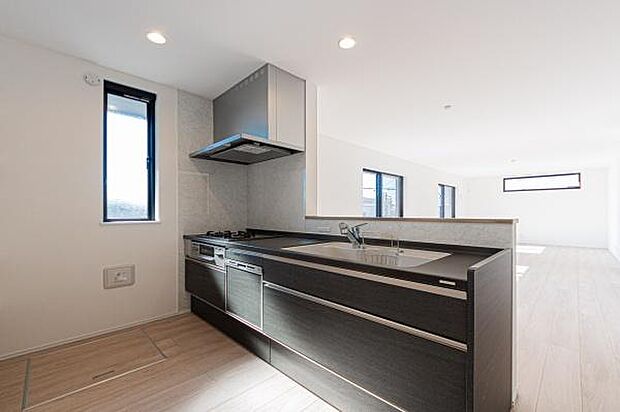 対面式のシステムキッチンを採用。リビングを見渡しながら料理を楽しめる、家族との会話が弾むコミュニケーション空間。