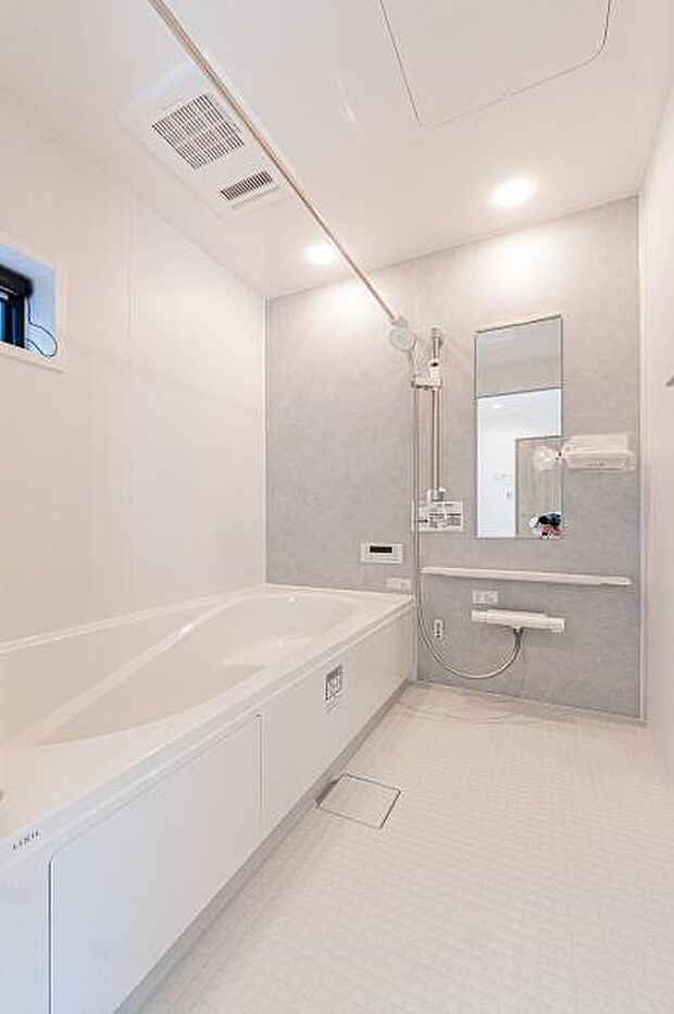 足を伸ばせる広々バスルーム。お子様と並んでお風呂に入れば、今日一日の出来事も自然と弾みます。木の温もりに包まれ家族の絆が深まる場所。