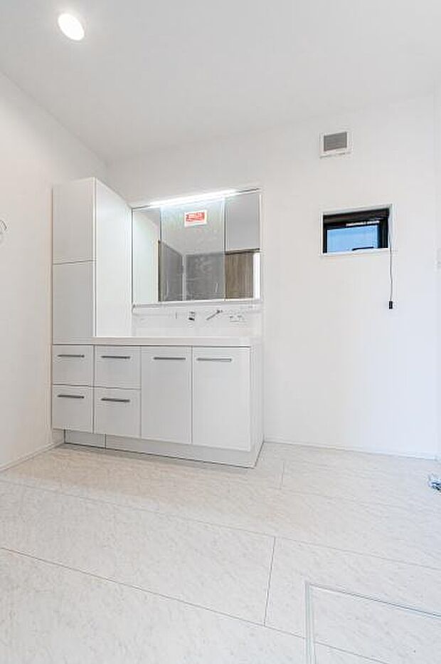 三面鏡付きのワイドな洗面台で、忙しい朝も家族並んでスムーズに。洗練されたデザインが、一日の始まりを心地よく前向きに整えてくれます。