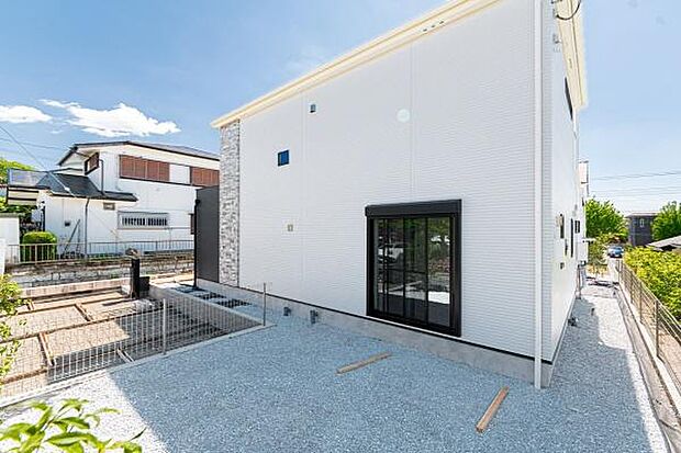 青空に美しく映えるスタイリッシュな外観。カースペースを完備した、穏やかな住環境で新しい生活を始めませんか。