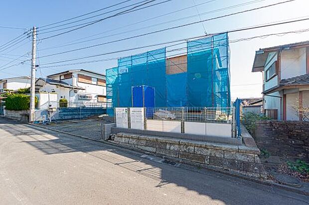 青空に美しく映えるスタイリッシュな外観。カースペースを完備した、穏やかな住環境で新しい生活を始めませんか。