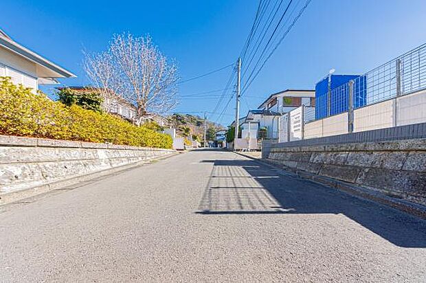 青空に映える、温かみのある外観デザイン。統一感のある美しい街並みが、暮らしを彩ります。