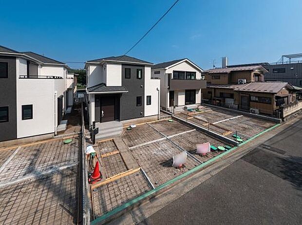 青空に美しく映えるスタイリッシュな外観。穏やかな住環境で新しい生活を始めませんか。