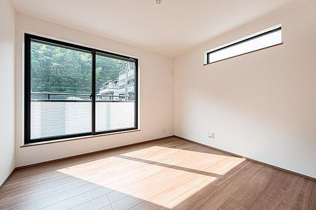 お子様の成長に合わせて使える、クローゼット付きの洋室。バルコニーに面した大きな窓からは、明るい陽光が差し込みます。