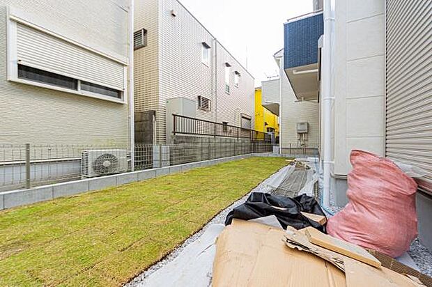 「憧れのガーデンライフ」碧空とガーデンライフが可能な日々の暮らしを豊かに彩ります。（注）芝生はCGで青くしています。実際に今の季節は青くありません。