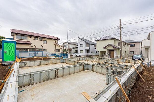 「マイホームの喜びを感じる」スタイリッシュなデザインに心満たされる憧れの家。前面道路もゆとりがあり車庫入れスムーズです。