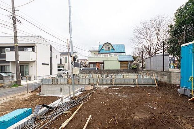 青空に美しく映えるスタイリッシュな外観。カースペースを完備した、穏やかな住環境で新しい生活を始めませんか。