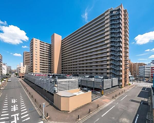 「マイホームの喜びを感じる陽当たりの良さ・開放感」マイホームを持つ幸せを存分に感じる陽当たり、開放感。憧れのマイホームに相応しい美しく映える外観です。