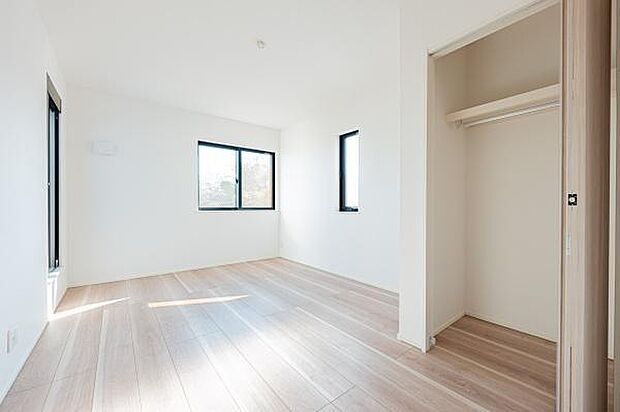 木の温もりを感じるフローリングが心地よい主寝室。十分な広さと大型収納を備え、一日の終わりに安らぎをもたらします。