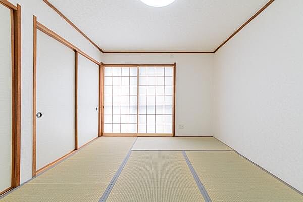 「癒しの畳空間」何故か、ホッとする空間、和室は欲しいと感じる方は多いはずです。お客様のおもてなし等、お布団の収納など収納に長けているのも和室の特徴です。