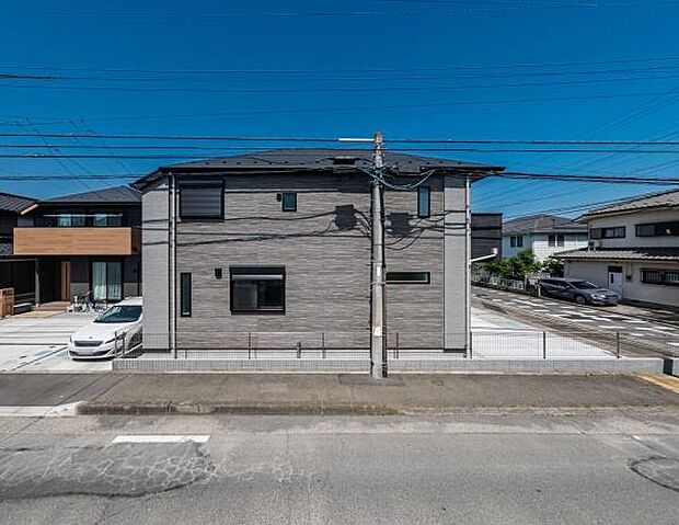 落ち着きのあるシックな外観デザイン。角地を活かした開放感と、プライバシーに配慮した窓配置が魅力