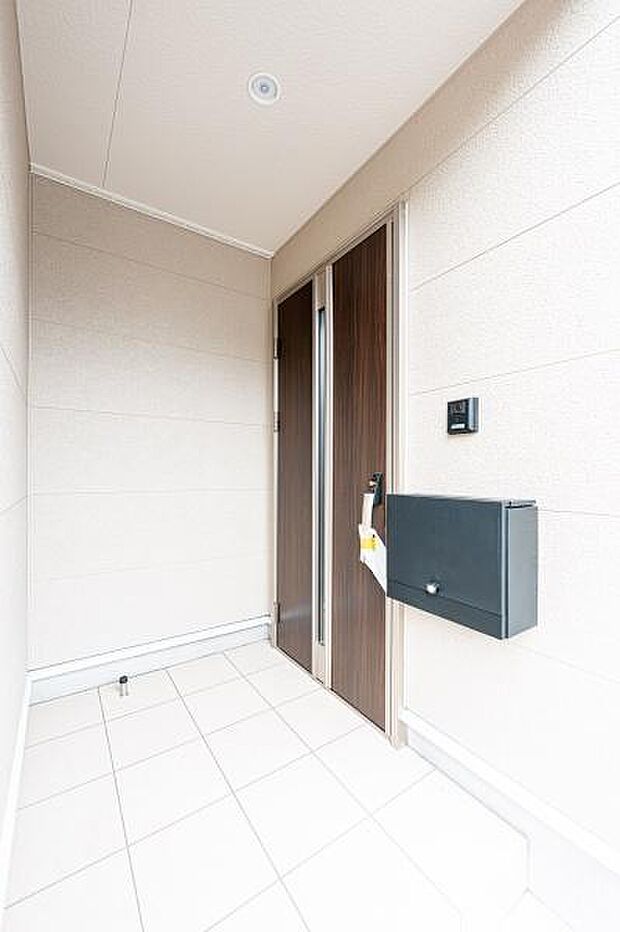 「いってきます!」が響くゆとりの玄関。靴選びもスムーズなオープン棚で、忙しい朝も笑顔で出発できます。