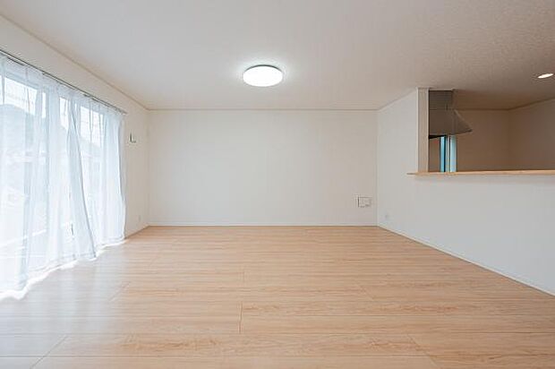 「プライベート感を愉しむリビング空間」開放感と日当たりの良さに恵まれた爽快なリビング空間。誰にも邪魔されないプライベート感を感じる開放的なリビング。