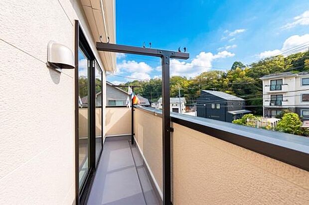 大きな窓からスムーズに出入りできる、使い勝手の良いバルコニー。洗濯物干しも楽々で、家事の時間も快適に過ごせます。